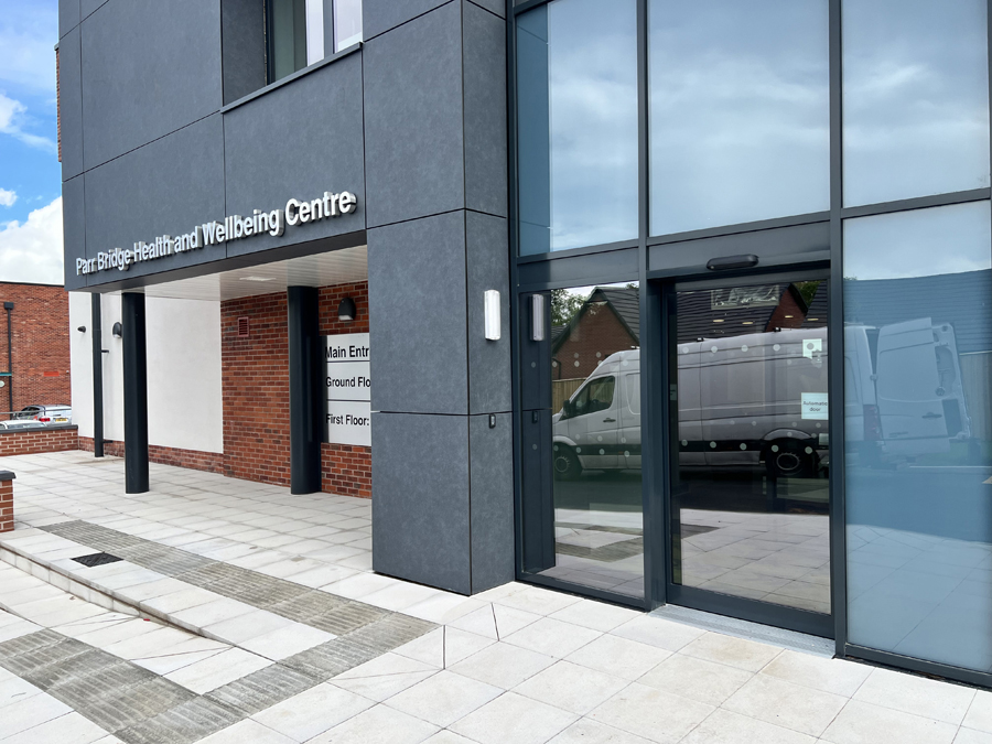Aluminium shop front sliding door